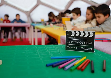 Imagen secundaria 1 - La diseñadora Ainhoa Salcedo, en su taller, donde prepara varios diseños que lucirán en la alfombra roja. Debajo, concurso infantil y el pastel temático para la ocasión que se puede encontrar en las pastelerías