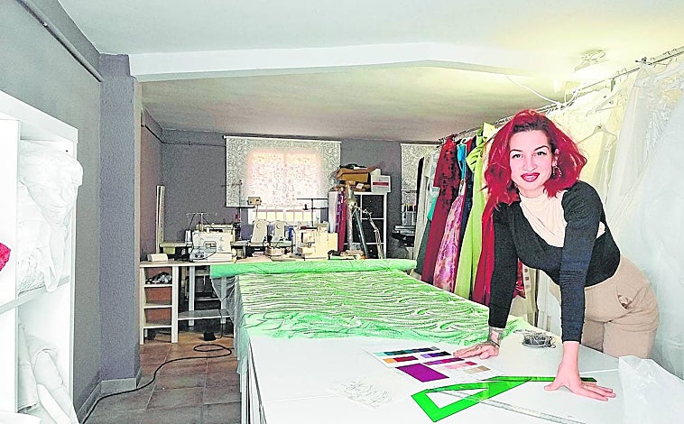 Imagen principal - La diseñadora Ainhoa Salcedo, en su taller, donde prepara varios diseños que lucirán en la alfombra roja. Debajo, concurso infantil y el pastel temático para la ocasión que se puede encontrar en las pastelerías
