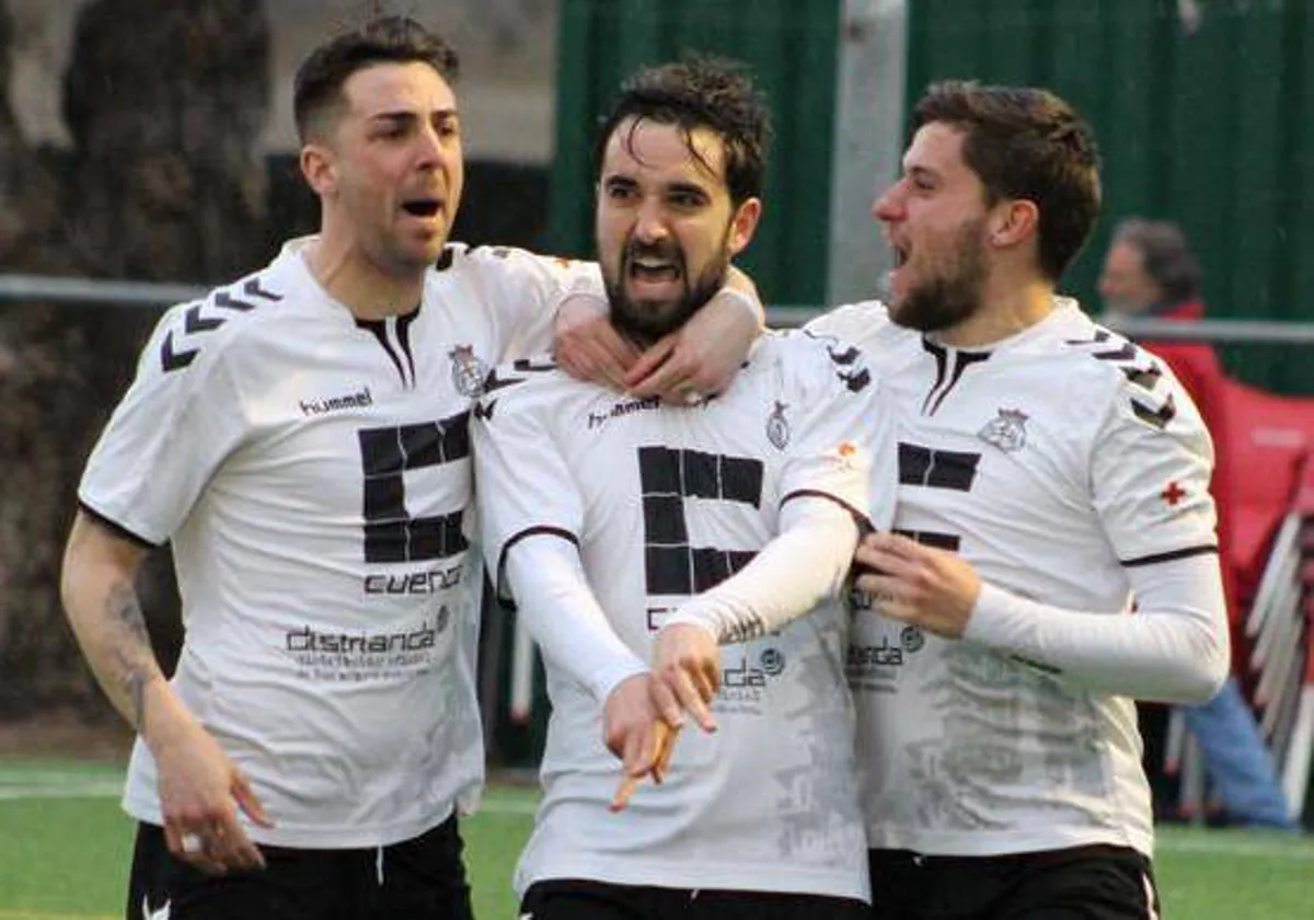 Iván Rubio celebra un gol en una imagen de hace unos años. A la derecha, su hermano Héctor y a la izquierda, Pablo Coscolín