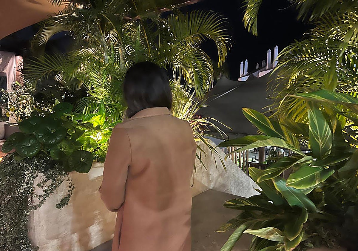 María no quiere revelar su identidad por miedo y posó para ABC de espaldas en Marbella