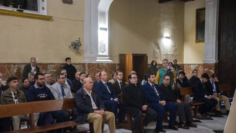 Público y participantes en la presentación del techo de palio