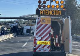 Un camión vuelca en la A1 en San Agustín de Guadalix (Madrid) y colisiona con un vehículo, dejando un herido grave