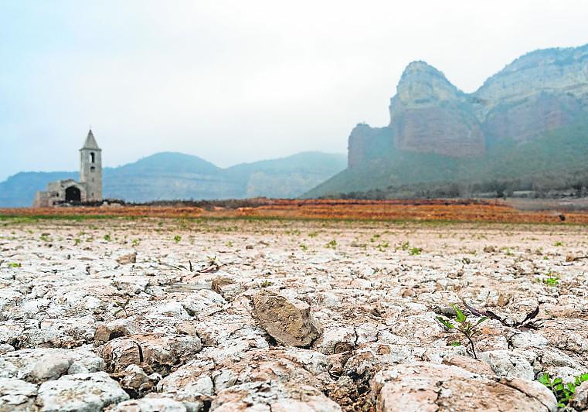 Vista del pantano de Sau, al mínimo de su capacidad