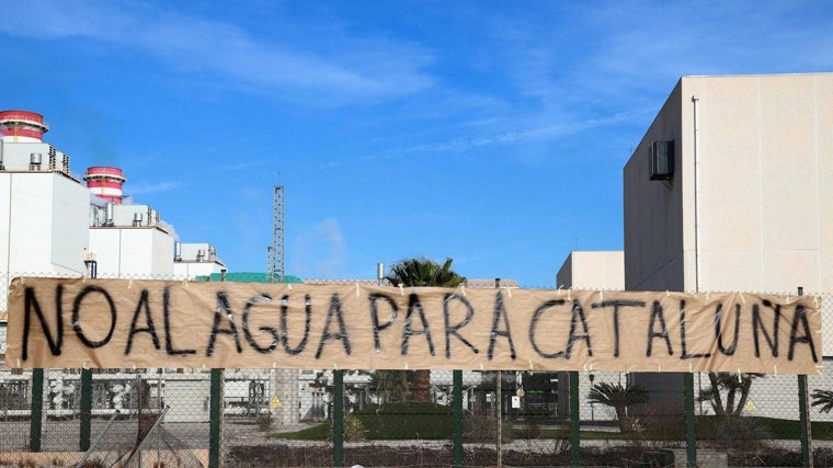 Imagen de la pancarta instalada en la desaladora de Sagunto contra el envío de agua a Cataluña