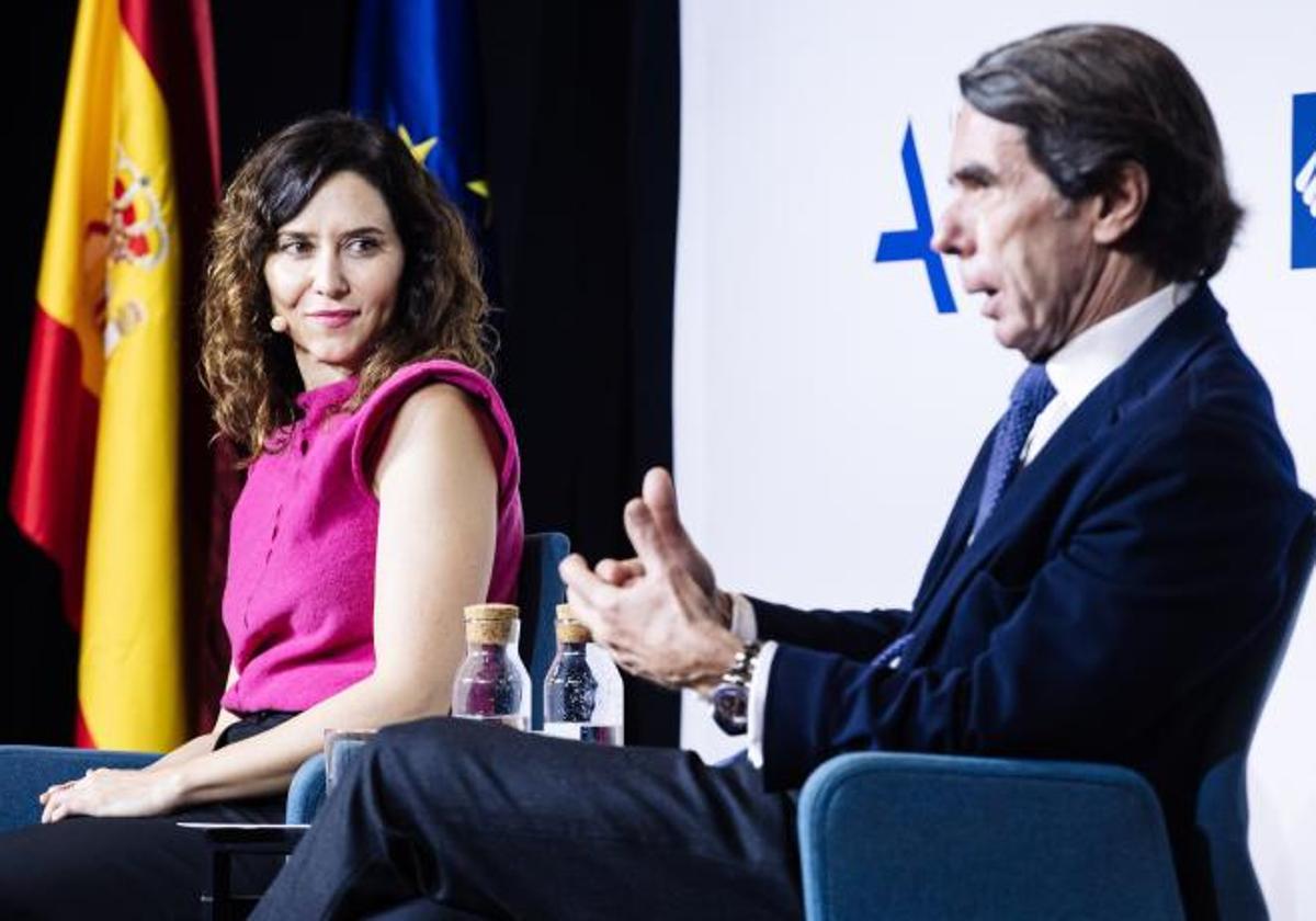 El expresidente del Gobiero José María Aznar y la presidente de la Comunidad de Madrid, Isabel Díaz Ayuso