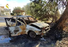 Detenidos dos vecinos de un pueblo de Alicante tras una oleada de robos a punta de navaja: calcinaron el coche tras un atraco
