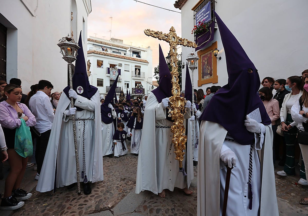 Cruz de guía de la hermandad de la Pasión, por la calle de Enmedio