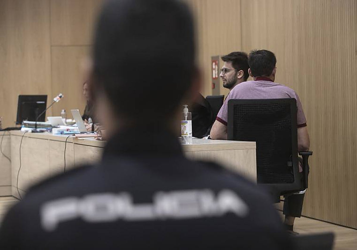 Un agente durante un juicio en la Audiencia de Córdoba en una imagen de archivo