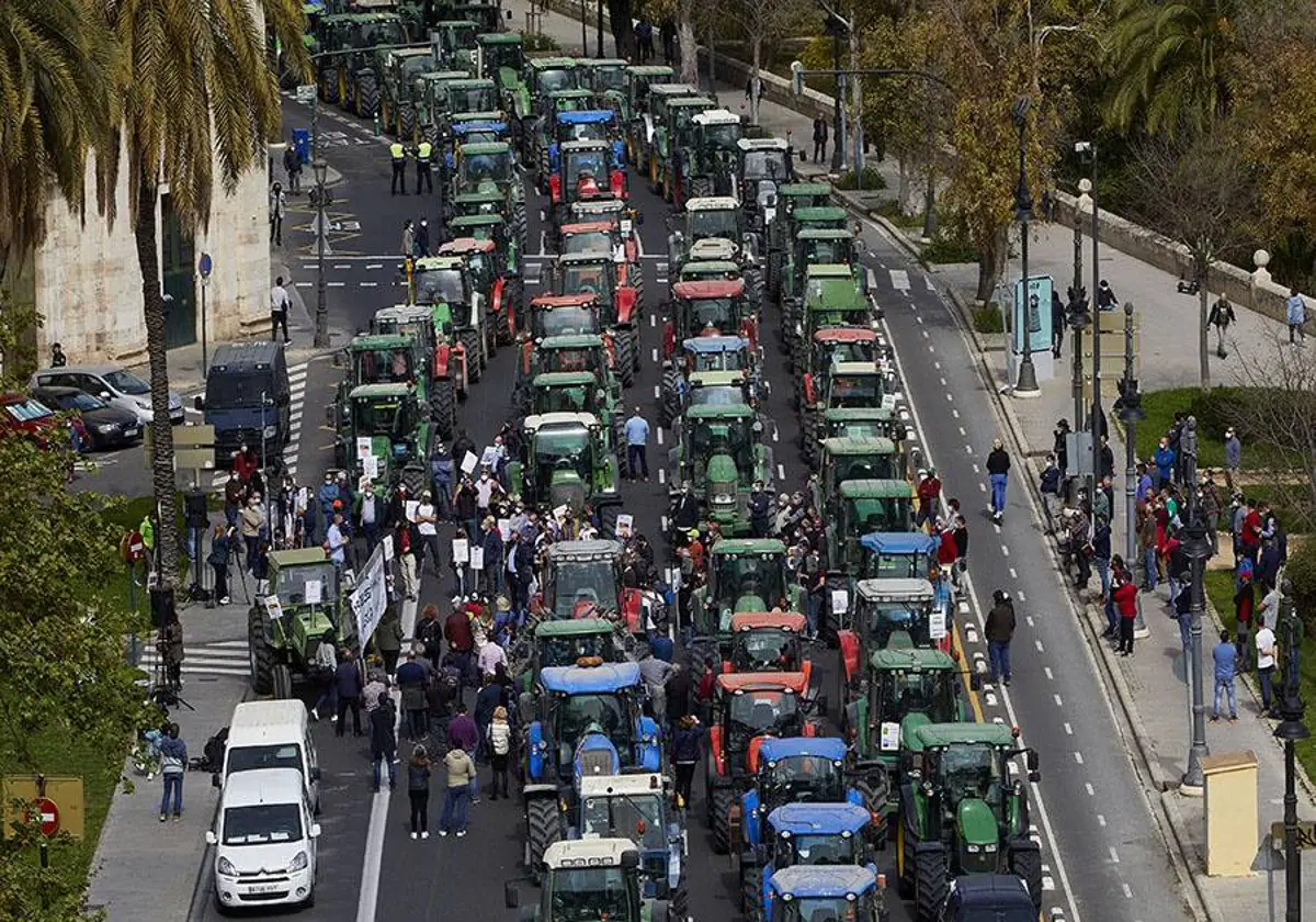 Imagen de una movilización de los agricultores por las calles de Valencia