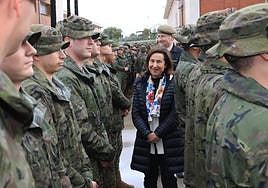 Margarita Robles en una visita al acuartelamiento 'Camposoto' San Fernando, Cádiz