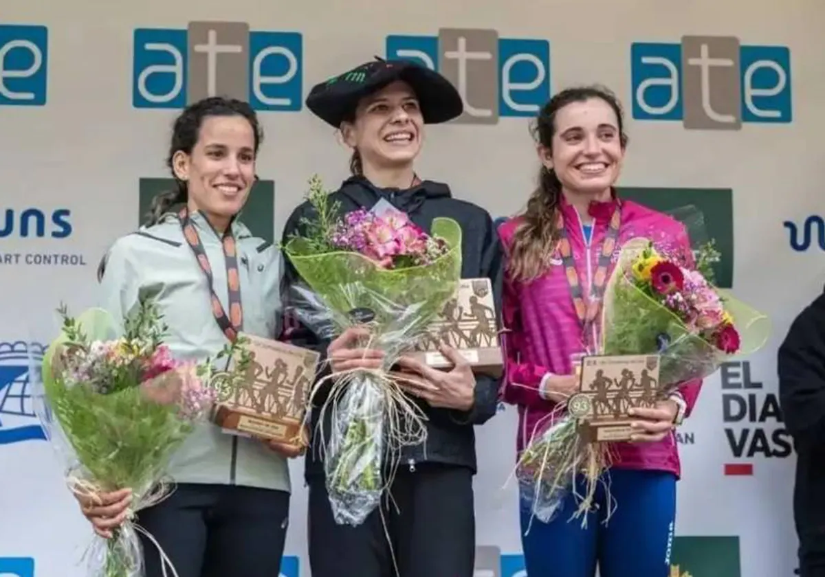 Irene Sánchez-Escribano, con la clásica txapela vasca, en el podio de San Sebastián