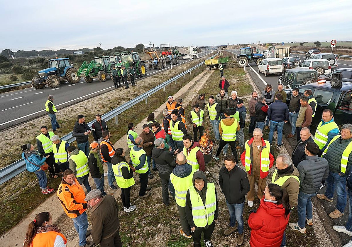 Agricultores y ganaderos españoles cortan la autovía A-62 en Fuentes de Oñoro