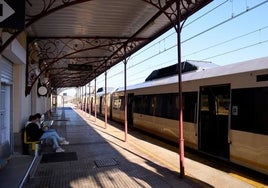 La Guardia Civil impide que un grupo de agricultores corte la vía del tren en Socuéllamos