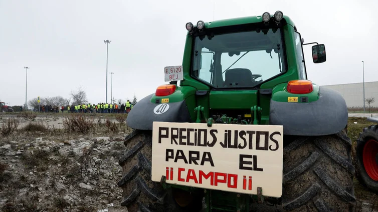 Agricultores vascos colapsan Vitoria a la espera de realizar una gran tractorada el miércoles