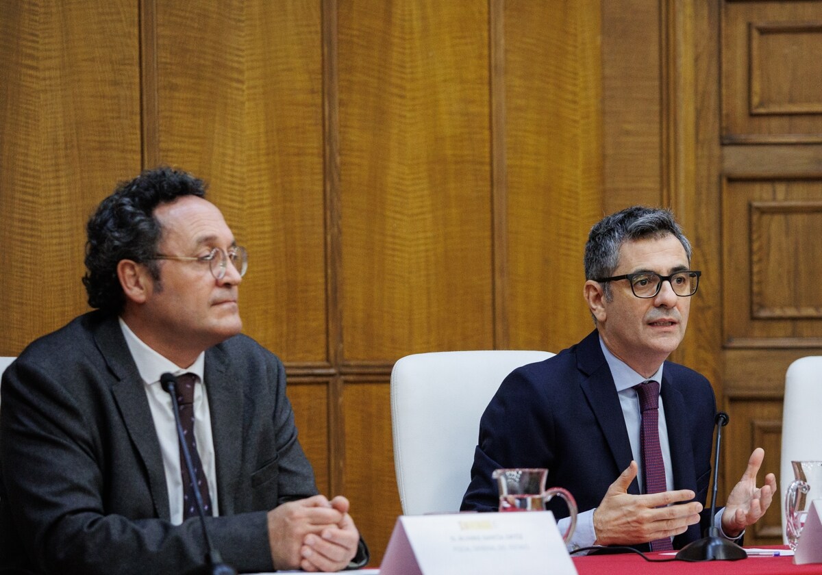 El fiscal general, Álvaro García, junto al ministro de Justicia, Félix Bolaños, en la inauguración de la promoción de acceso a la carrera fiscal