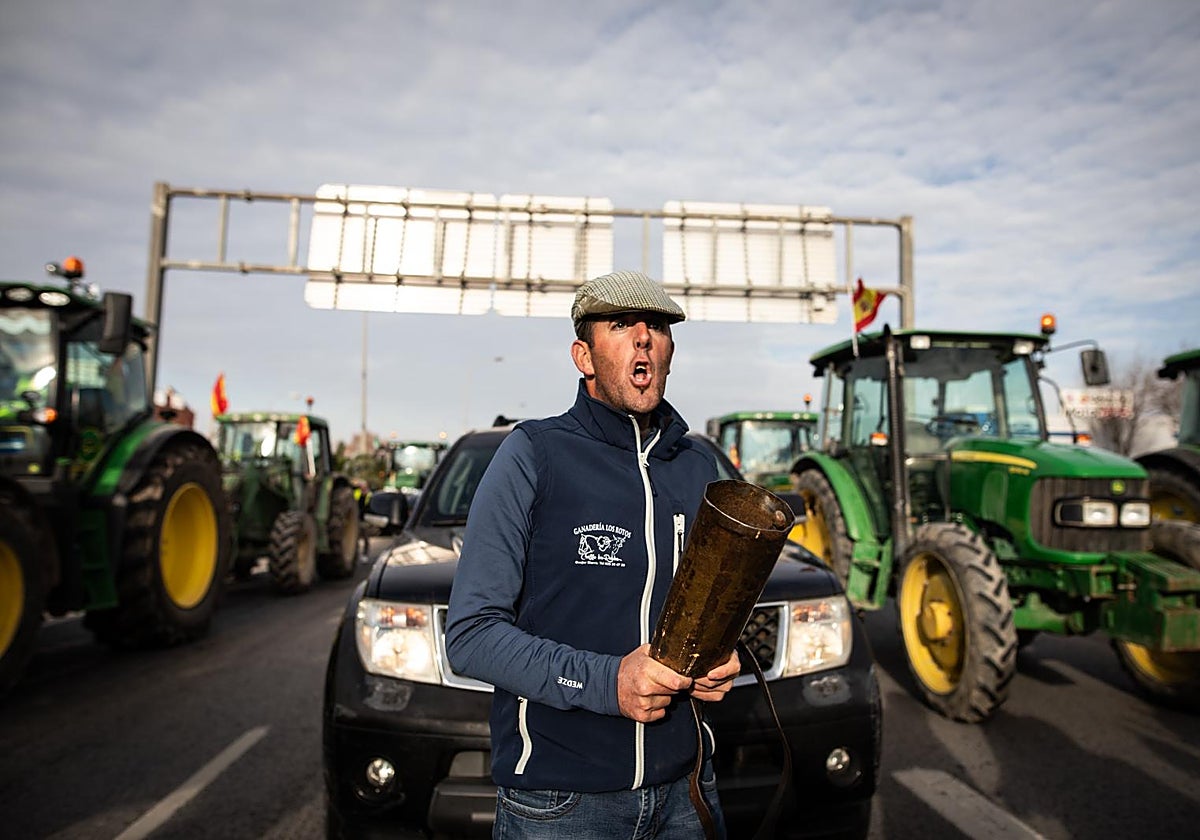 Un momento de la tractorada en la circunvalación de Granada