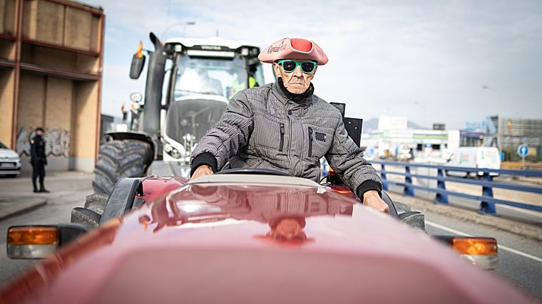 Un agricultor enfila la ronda que circunvala la capital