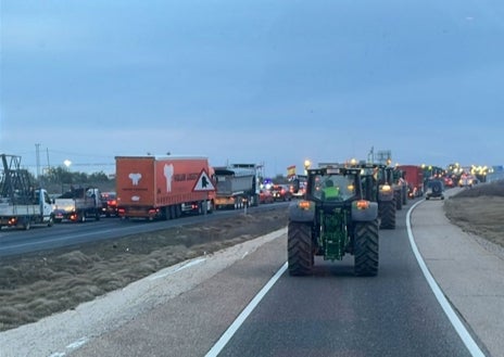 Imagen secundaria 1 - La huelga de agricultores y ganaderos afecta a varias autovías y carreteras de la provincia