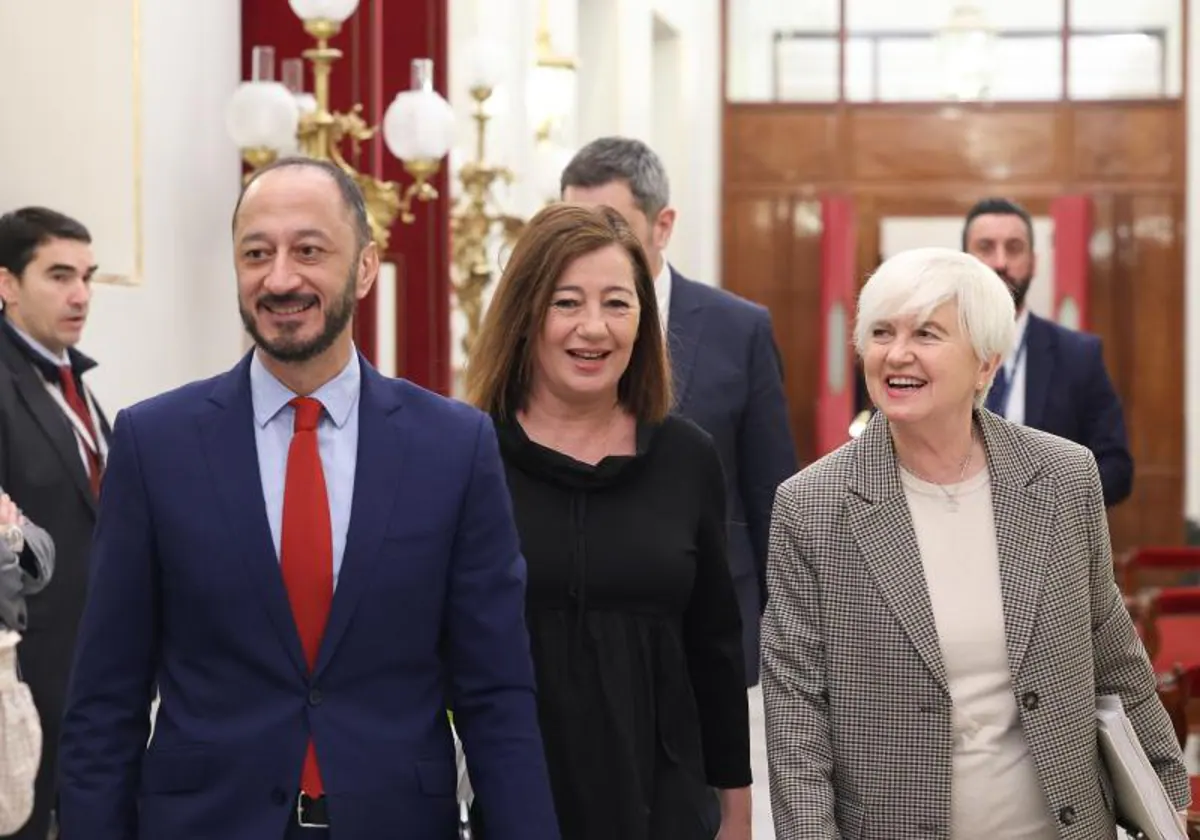 El vicepresidente del Congreso, Alfonso Rodríguez Gómez de Celis, la presidenta de Congreso, Francina Armengol, y la portavoz adjunta del PSOE en el Congreso, Isaura Leal, a su llegada a la Mesa del Congreso