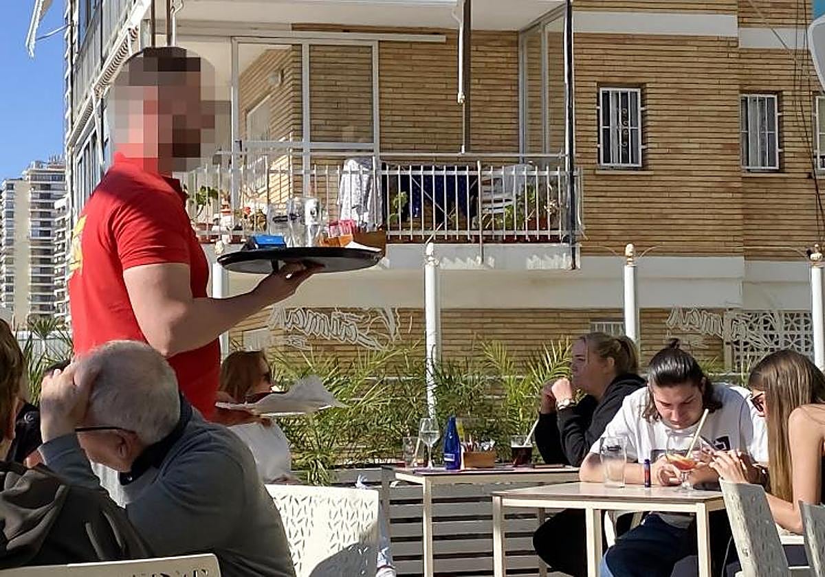 Imagen de archivo de un camarero