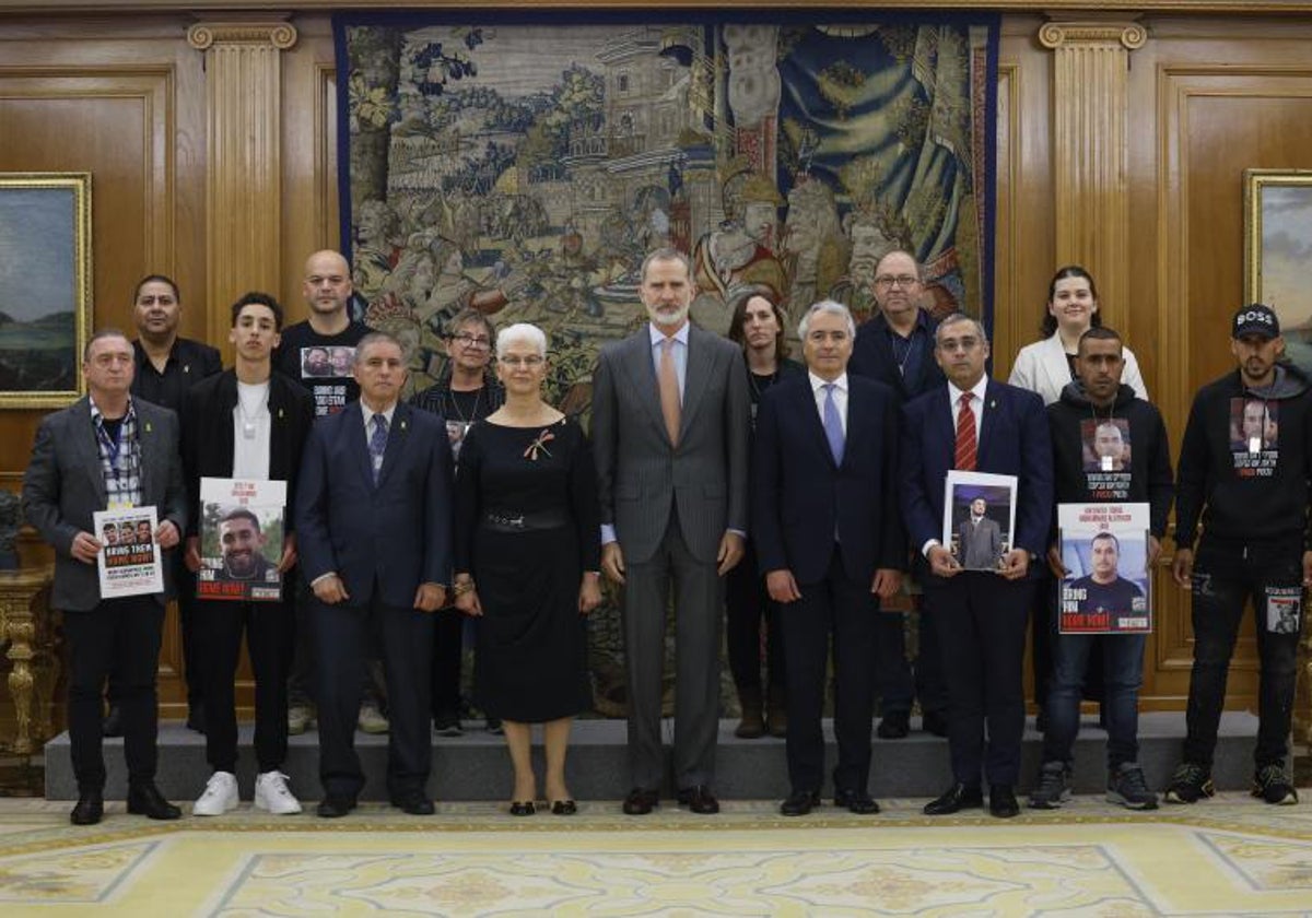 El Rey Felipe VI junto a los familiares de los secuestrados por Hamás el pasado 7 de octubre