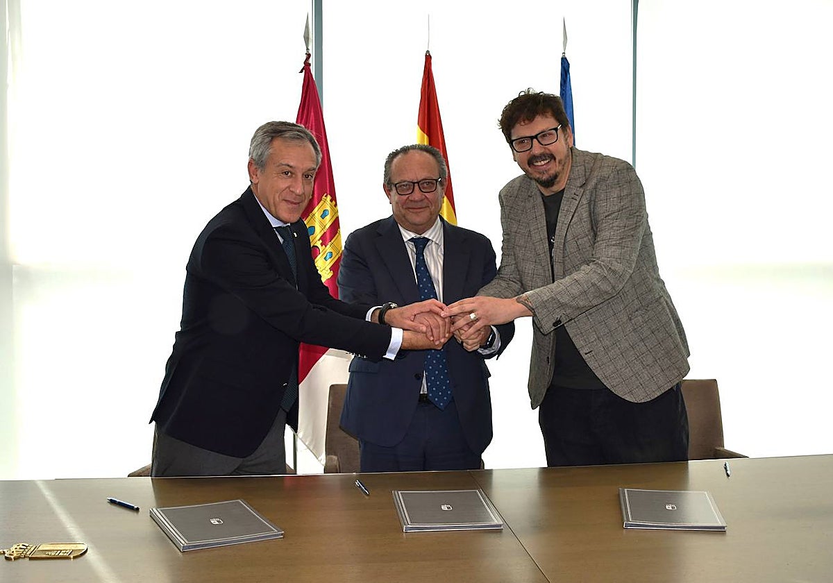 Javier López, Juan Alfonso Ruiz Molina y Andrés Martínz en la firma del acuerdo