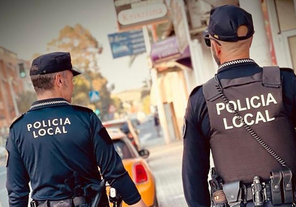 Imagen de archivo de dos agentes de la Policía Local de Elche