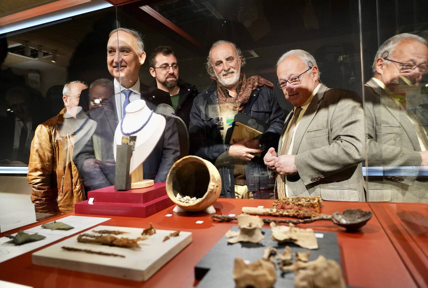 Santonja visitó ayer junto al rector la exposición sobre los hallazgos de Pintia en el museo de la Universidad de Valladolid