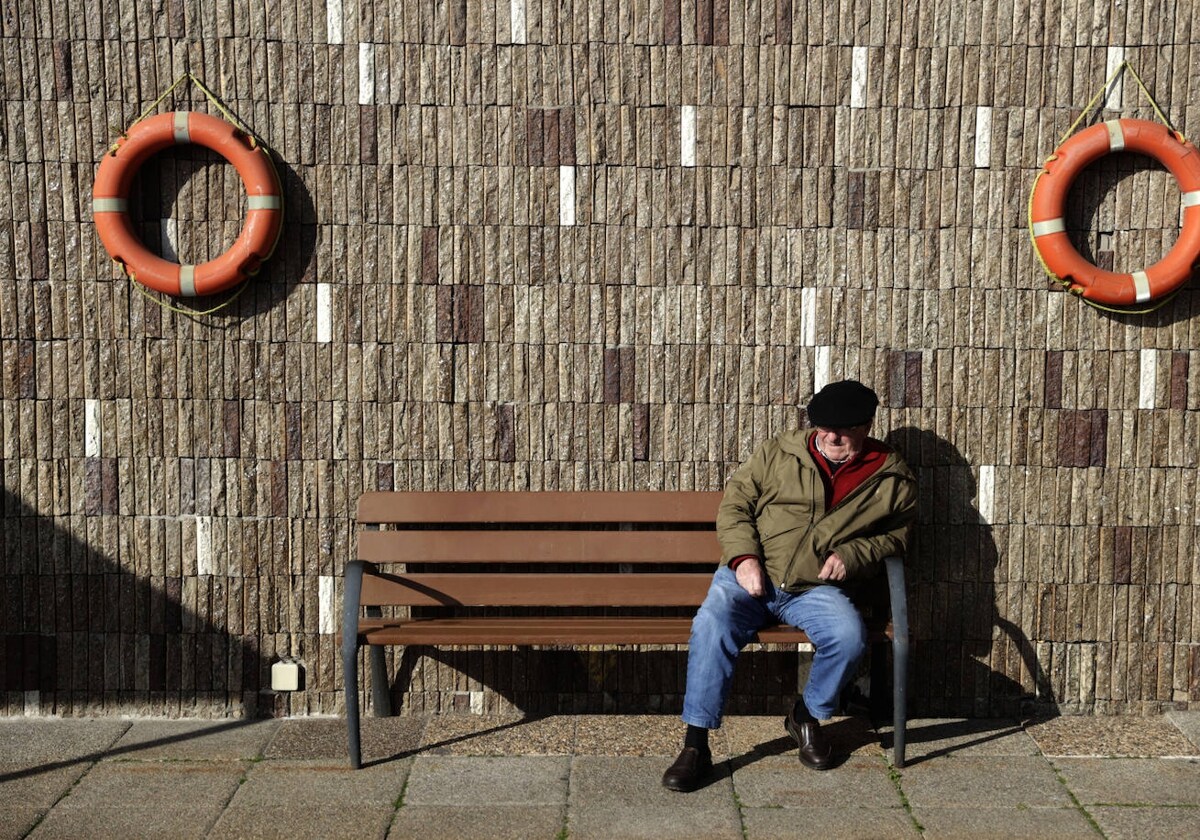 Un hombre tomando el sol este martes en La Coruña