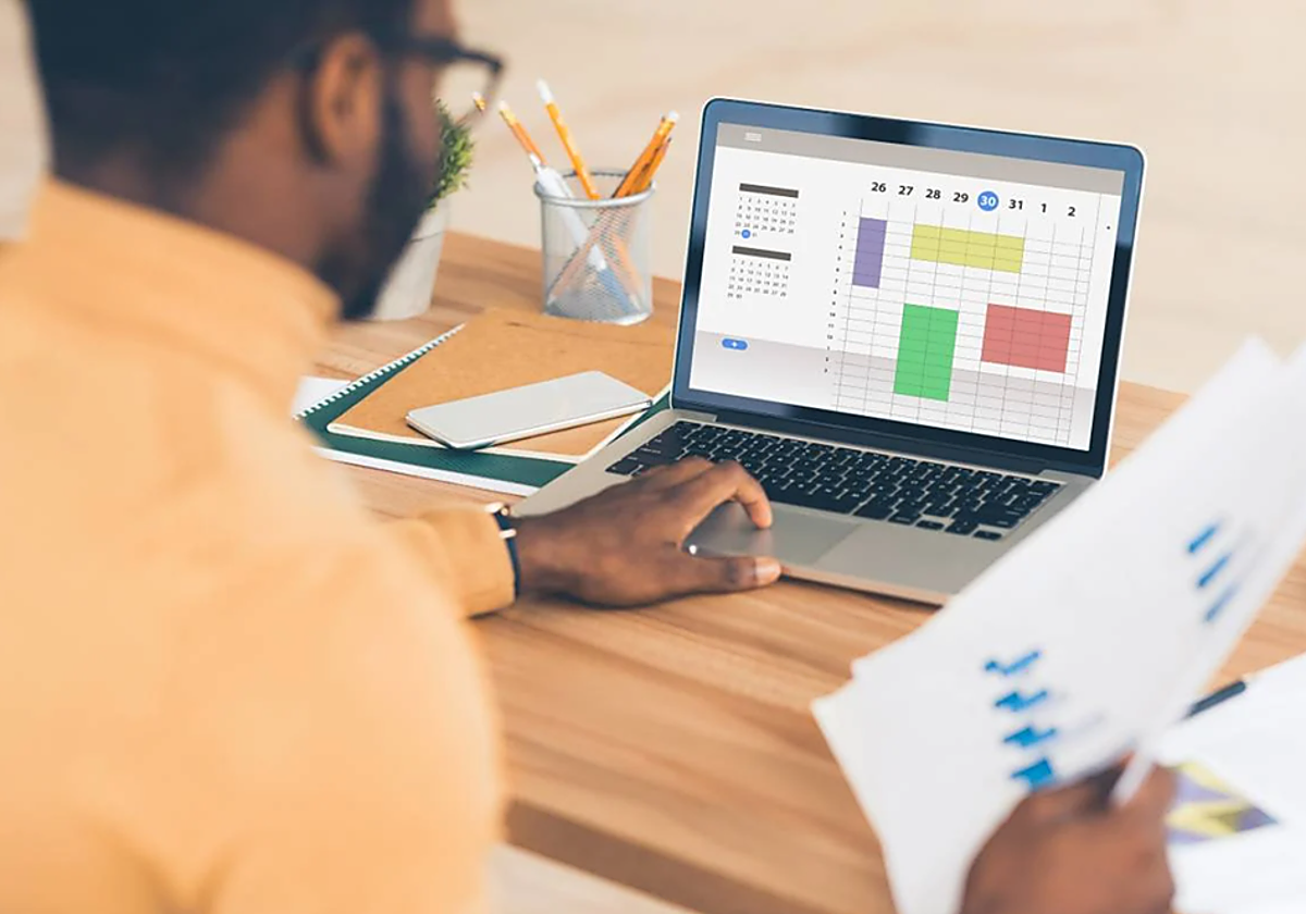 Imagen de un trabajador revisando el calendario para sus vacaciones