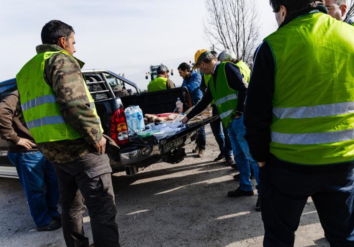 Agricultores se concentran al lado del cementerio de Villanueva de la Cañada