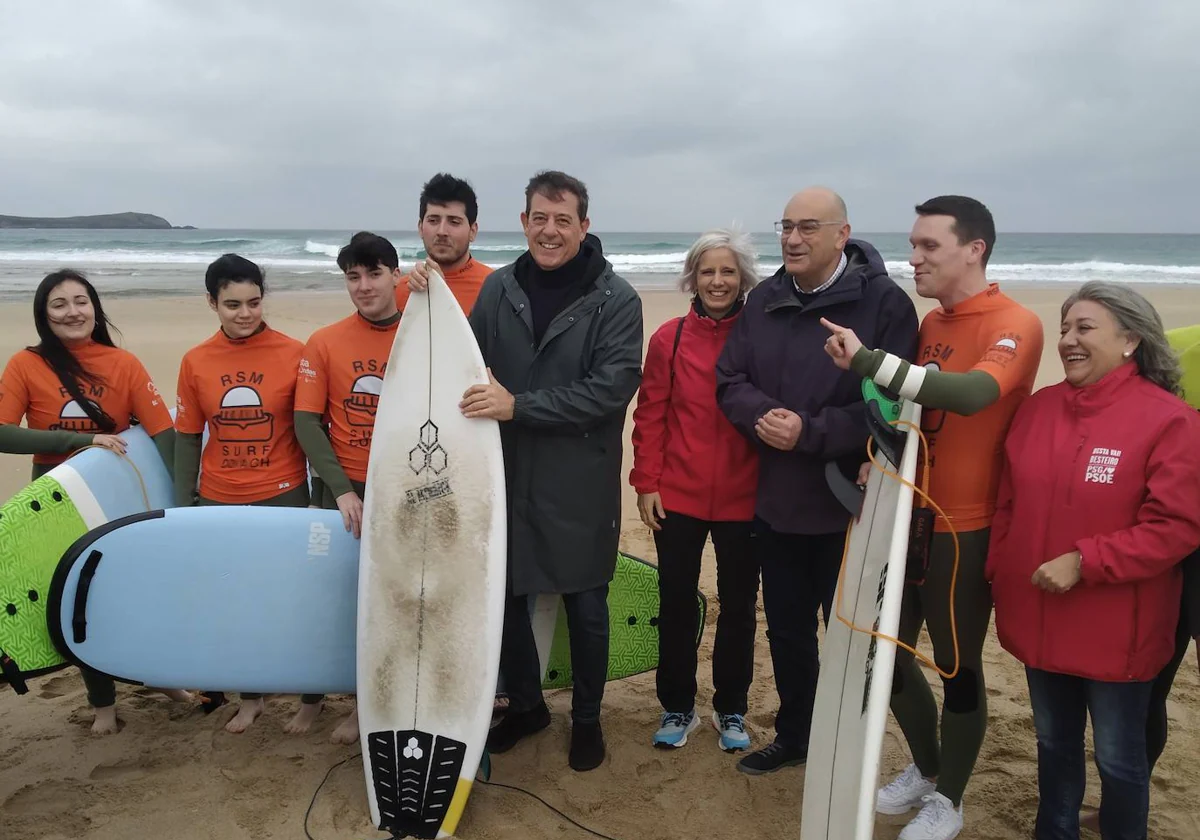 El candidato del PSdeG a las elecciones, José Ramón Gómez Besteiro, este miércoles en la playa de Valdoviño (La Coruña)