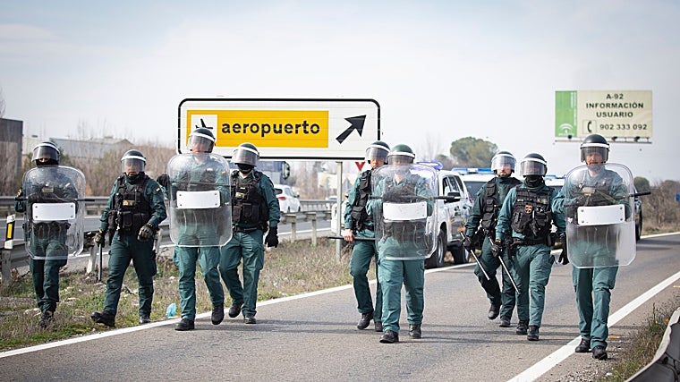 Guardias civiles preparados para intervenir en Santa Fe