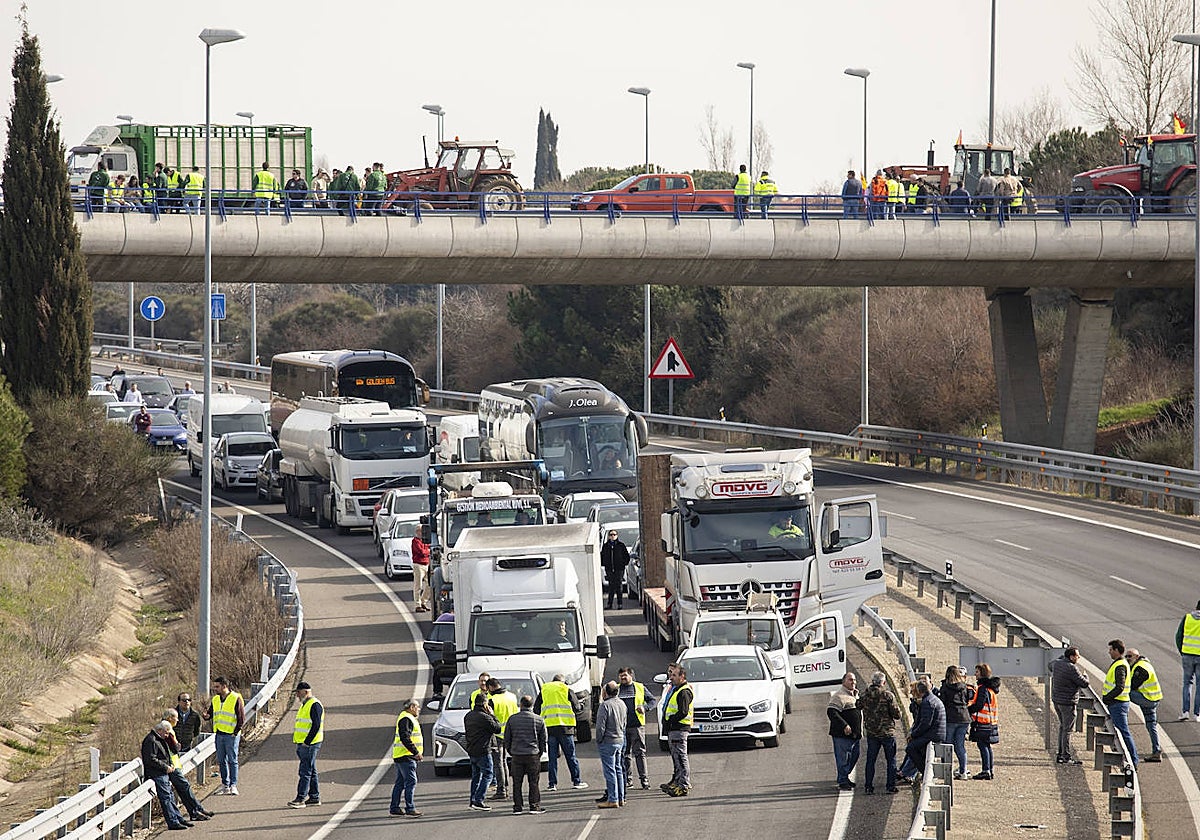 Agricultores cortan con sus tractores la rotonda de E.Leclerc en la circunvalación SA-20