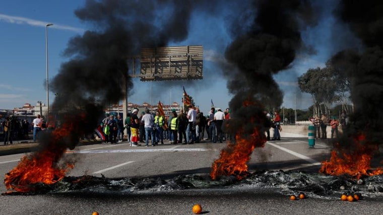 Agricultores protestan en el puerto de Castellón