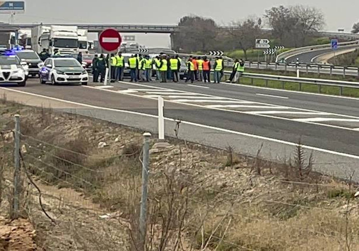 Corte a pie de los manifestantes de la A5 entre el kilómetro 77 y 78, sentido Madrid