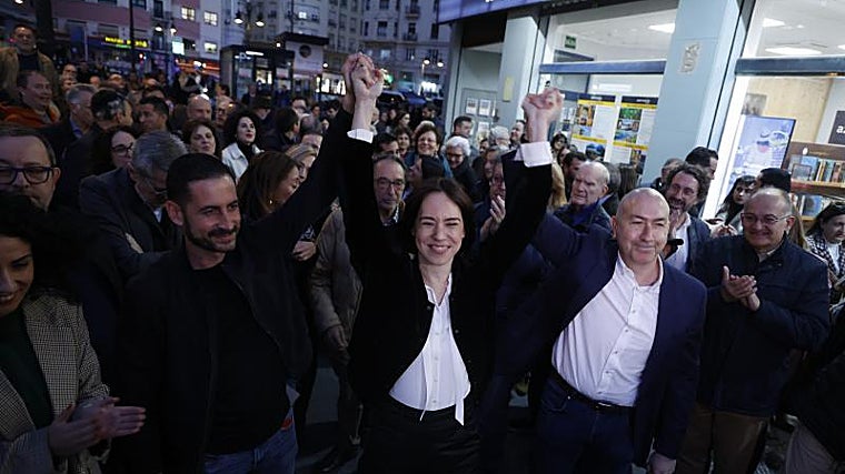 La nueva lideresa de los socialistas, flanqueada por Carlos Fernández Bielsa y Alejandro Soler, rivales iniciales que se retiraron de las primarias.