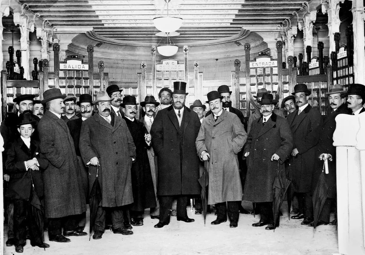 El alcalde Francos Rodríguez y otras autoridades, en la inauguración del evacuatorio, en 1911Riv