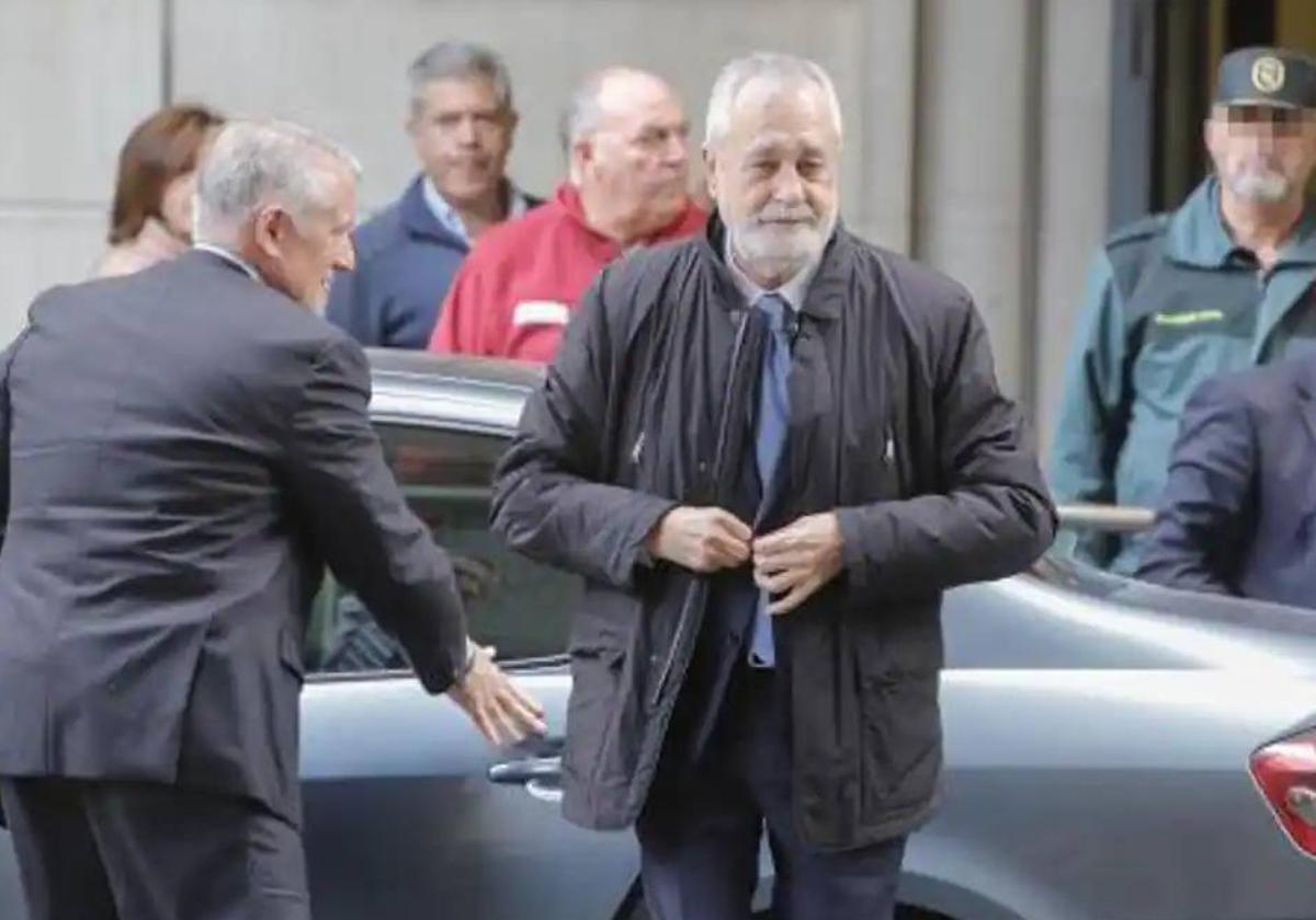 El expresidente andaluz José Antonio Griñán a las puertas de la Audiencia de Sevilla