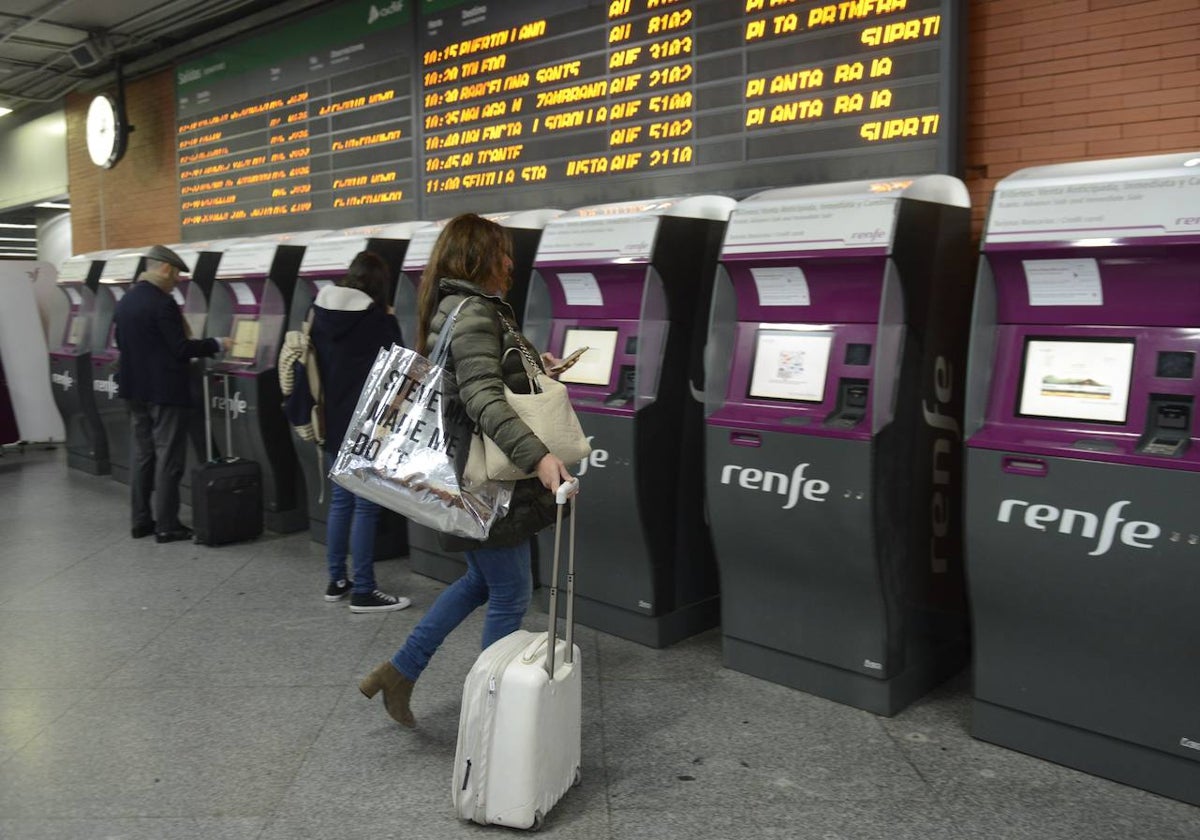 Una viajera acude a una máquina expendedora de Renfe