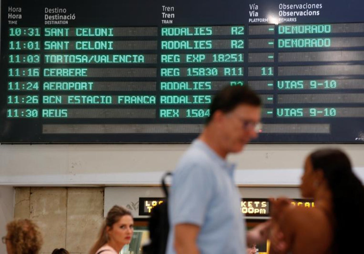 Pantallas informativas de la estación de Sants de Barcelona, en una imagen de archivo