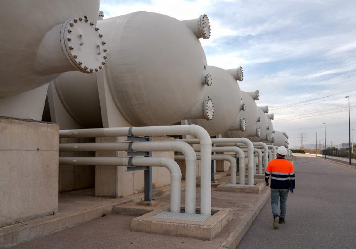 Un operario recorre las instalaciones de la planta desalinizadora de Sagunto (Valencia).