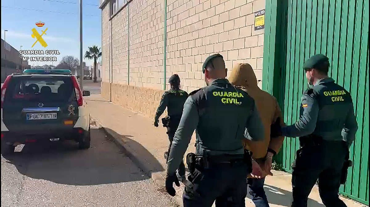 Imagen de la Guardia Civil llevándose detenido al agresor en la nave industrial de Beniparrell