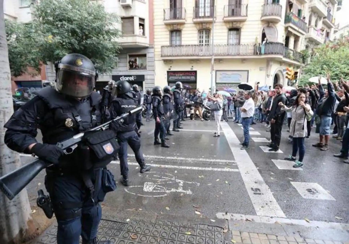 Agentes del CNP, durante el 1-O en Barcelona