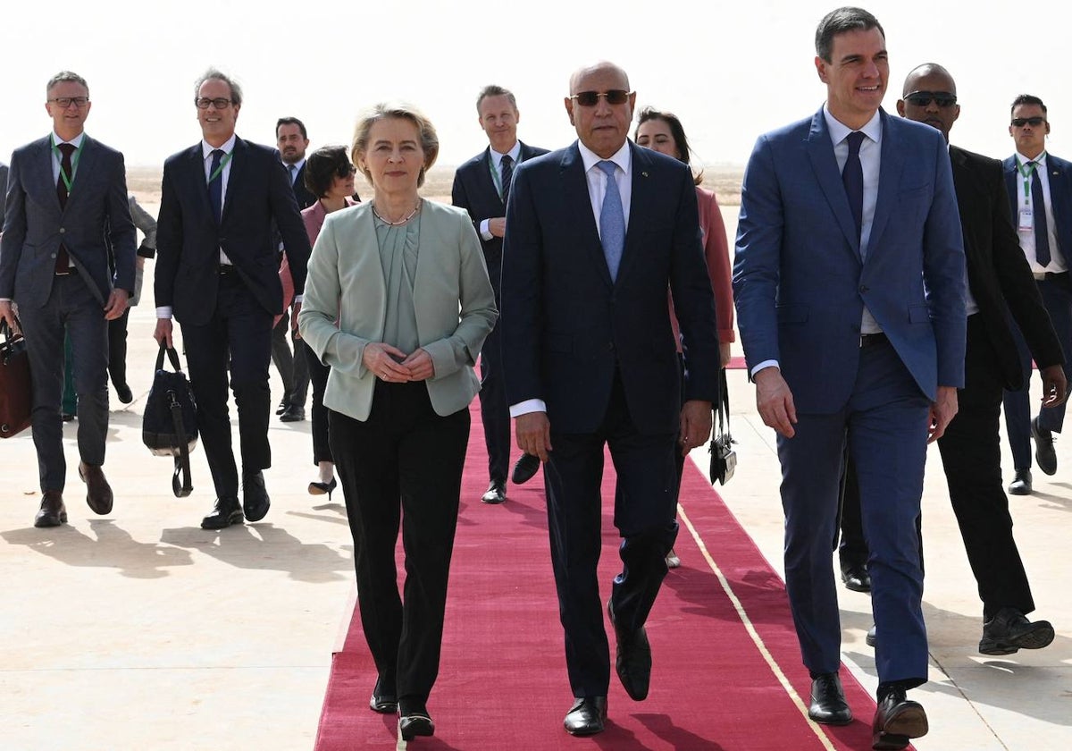 Pedro Sánchez, Ursula von der Leyen y el presidente de Mauritania, Mohamed Ould Ghazouani