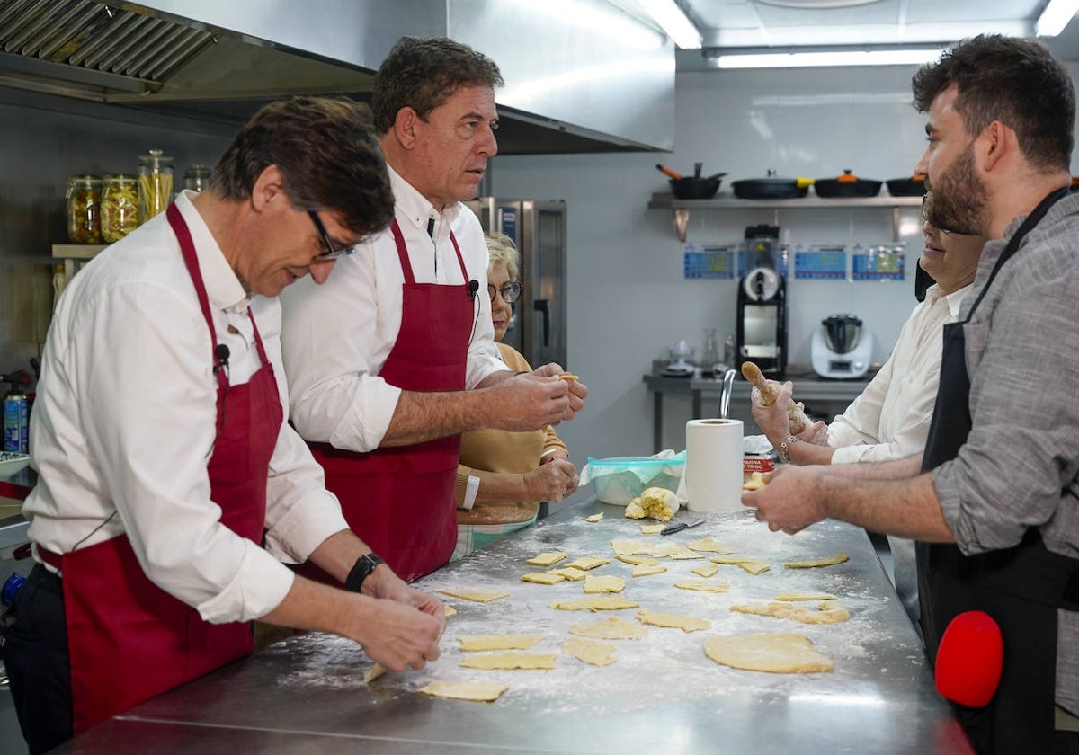 Salvasdor Illa y José Ramón Gómez Besteiro, preparando orejas de carnaval, en Orense