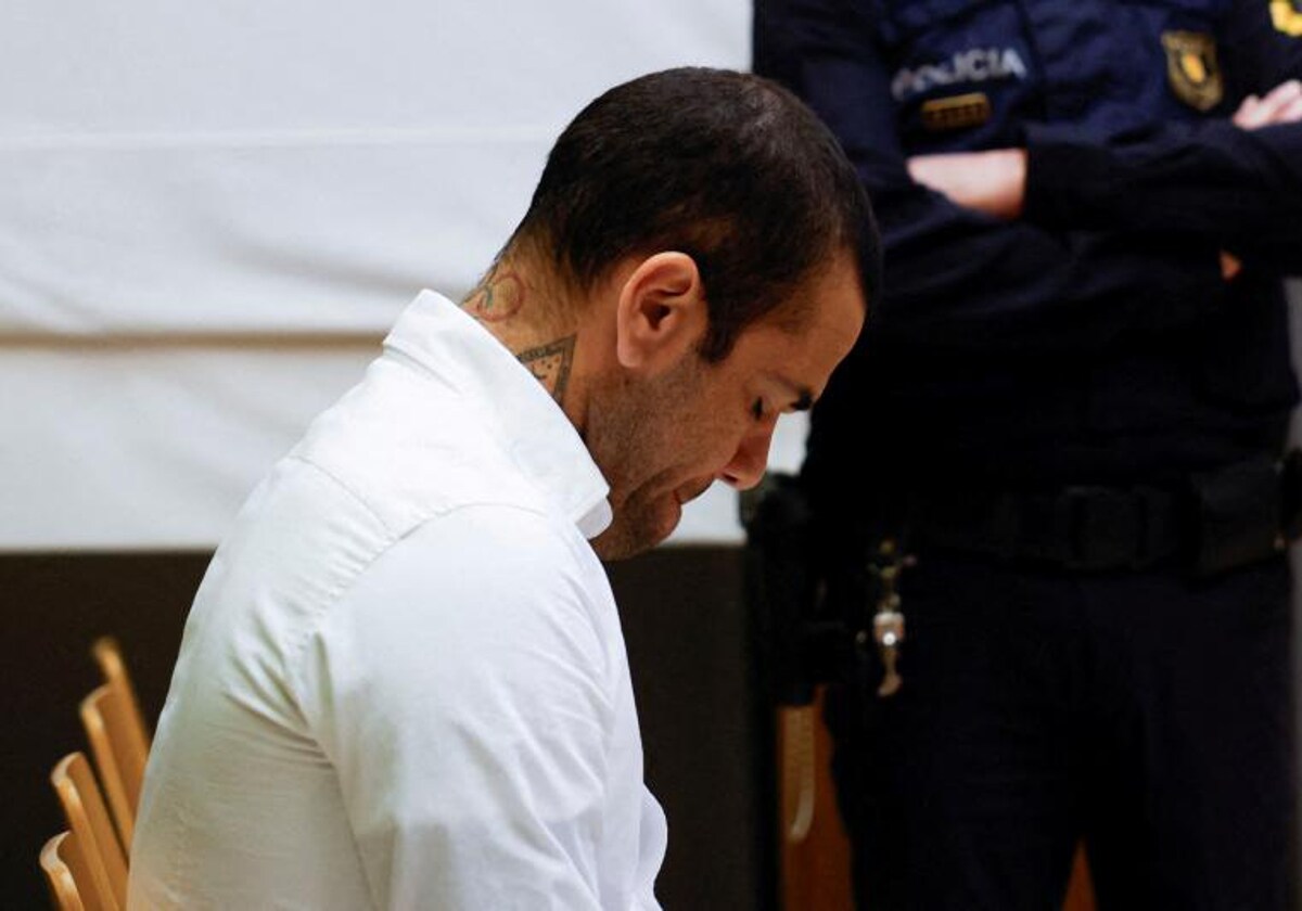 Dani Alves, durante la primera sesión del juicio por agresión sexual en la Audiencia de Barcelona
