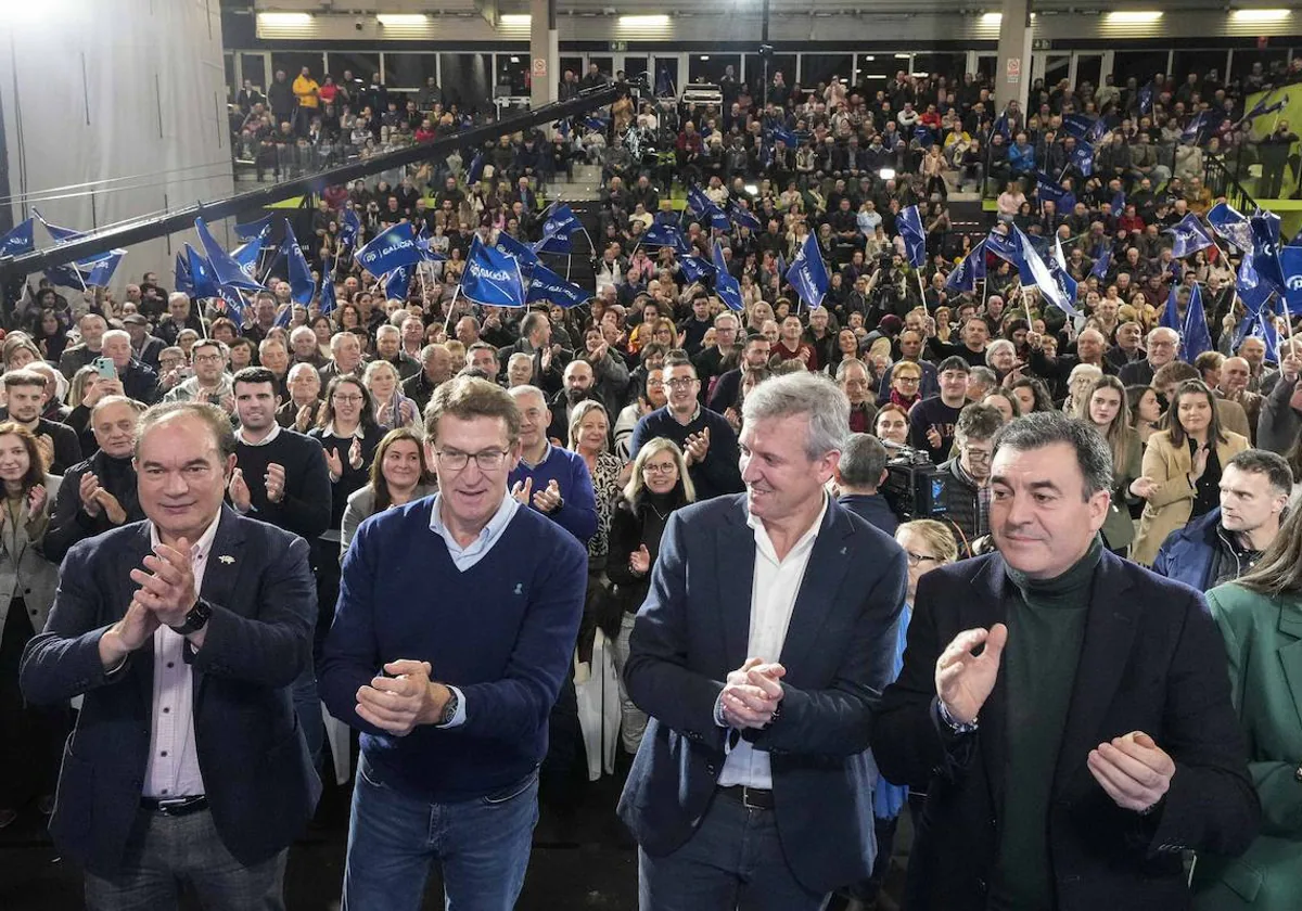 Feijóo y Rueda, en el arranque del mitin en Lalín (Pontevedra), con José Crespo y Román Rd