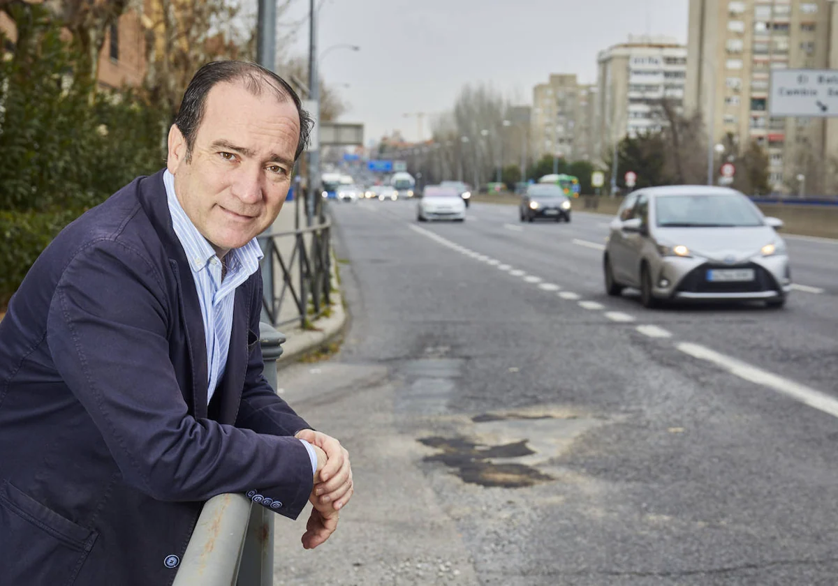 El delegado de Urbanismo, Medio Ambiente y Movilidad de Madrid, Borja Carabante, a orillas de la A-5, el futuro Paseo Verde del Suroeste