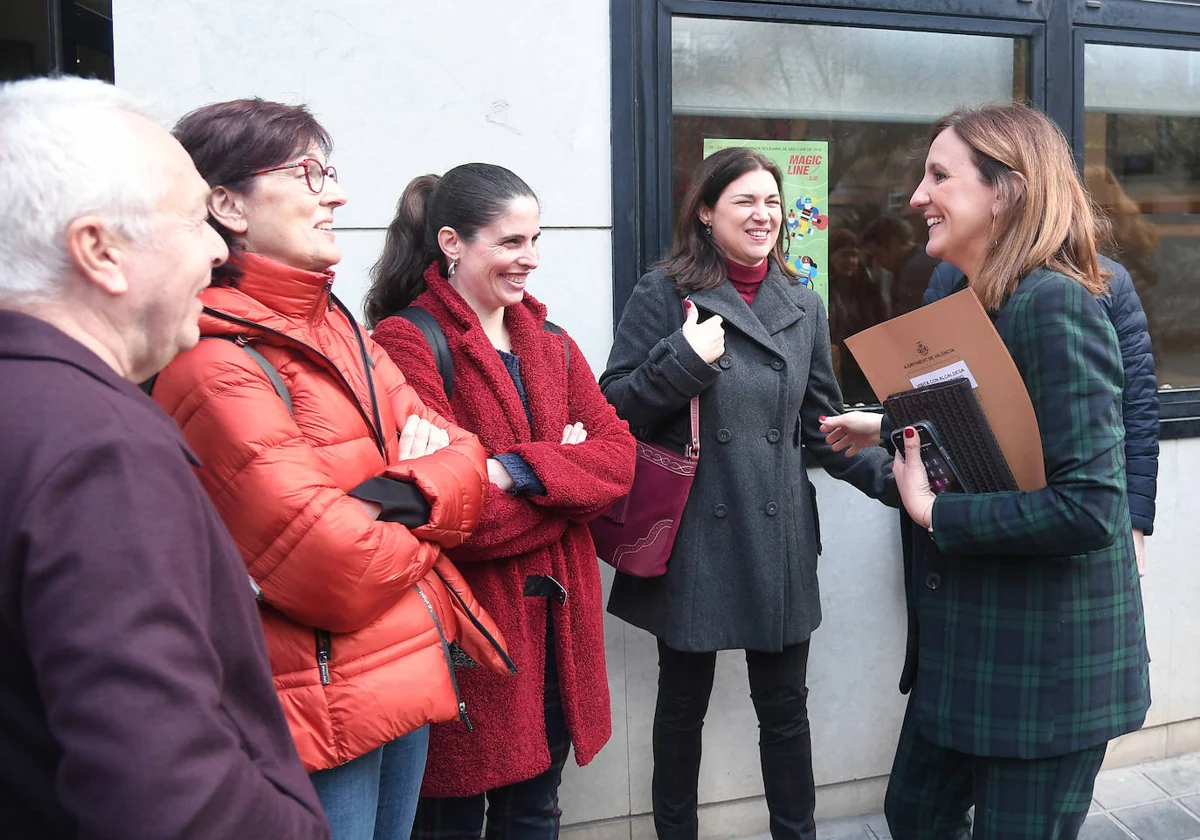 María José Catalá, junto a los vecinos del barrio